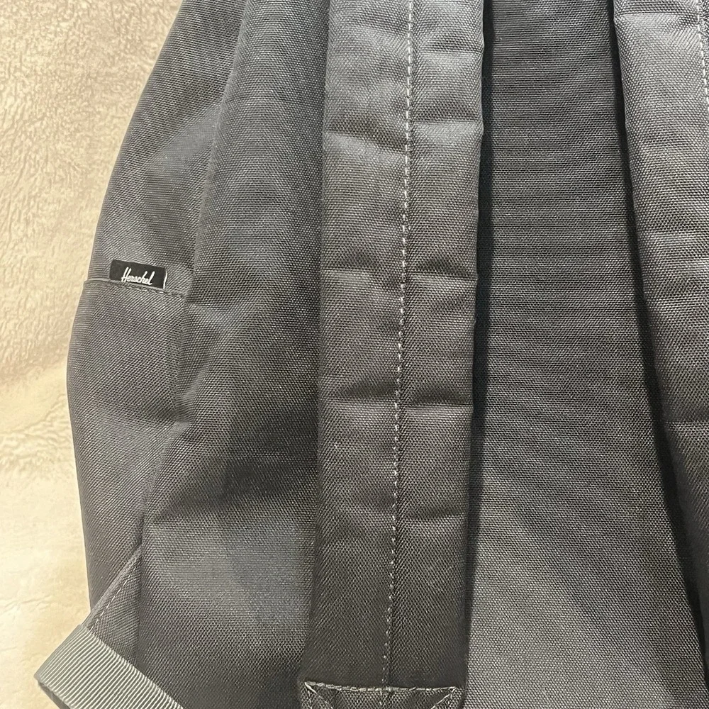 Herschel Supply Co. Classic XL 30L Plus Series Padded Backpack Gray‎ & Black